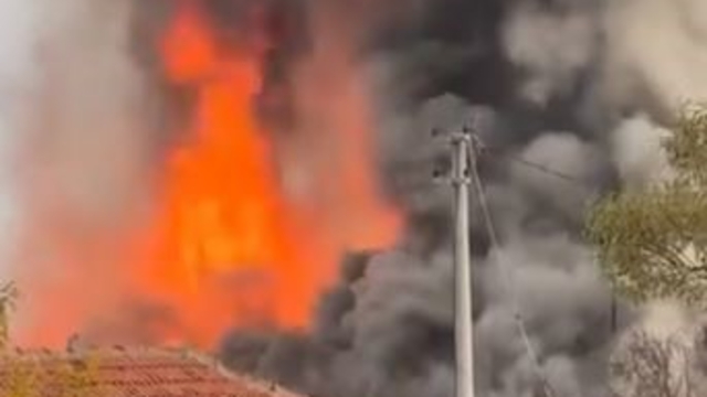 Anne ve oğlunun yaşadığı 2 bitişik ev yangında kullanılamaz hale geldi