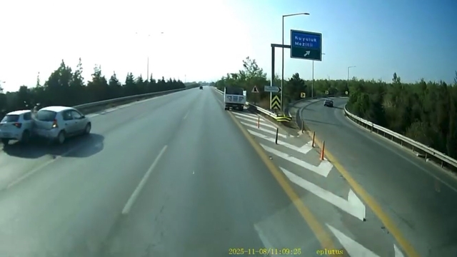 Otobanda facia kıl payı atlatıldı
Mersin'de duran araca çarpan otomobil, daha sonra bariyerlere savruldu: O anlar kamerada