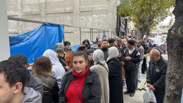 TOKİ başvurusu yapmak isteyen vatandaşlar yüzlerce metre kuyruk oluşturdu
Başvuruların başladığı 'Yüzyılın Konut Projesi'ne Eskişehir'de yoğun ilgi gösterildi
Ergün Coşkun: "Kuyruğa girdik, çıkarsa şansımıza"