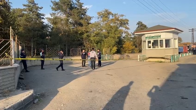 Elazığ'da fabrika önünde silahlı ve bıçaklı kavga: 3 yaralı