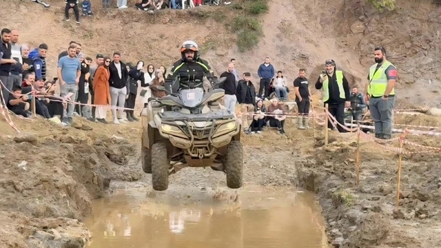 Gölcük'te ATV tutkunları zorlu parkurda mücadele etti