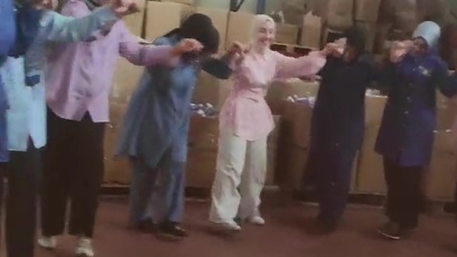 Faciada ölen işçilerden geriye o görüntüler kaldı: 2 ay önce halay çekiyorlardı
Yürek yakan videolar: Düğün için eğlendikleri tesiste can verdiler
"Örneğin patron yanımıza gelirdi, içtiği sigarasını yere atardı. Biz korkuyorduk, 'patlar mı acaba?' diye"