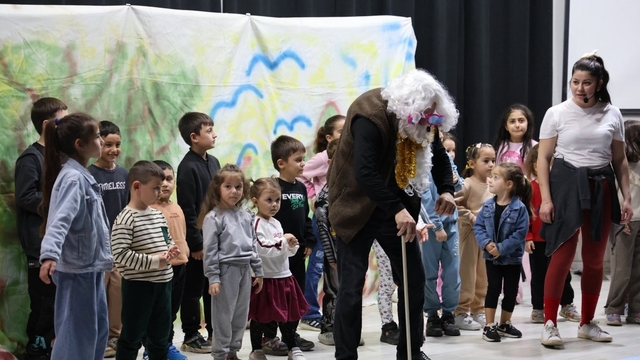 Kartepe'de hem büyüklere hem küçüklere tiyatro ziyafeti