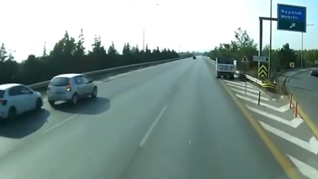 Otoyolda sol şeritte duraklayan otomobile, başka bir otomobil çarptı; kaza anı kamerada