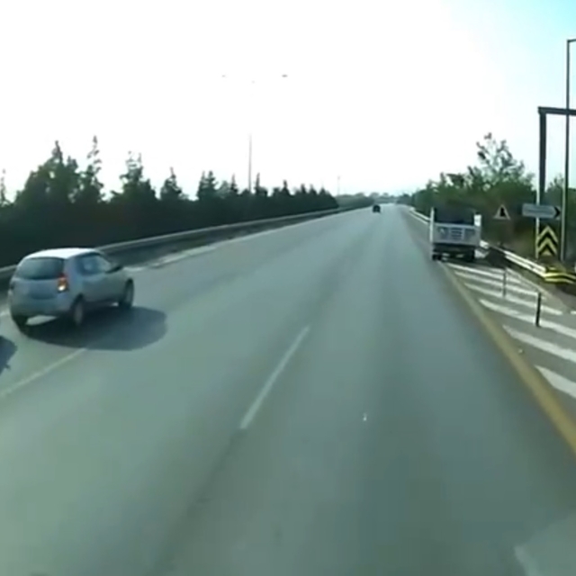 Otoyolda sol şeritte duraklayan otomobile, başka bir otomobil çarptı; kaza...