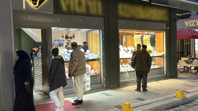 Ordu'da kuyumcunun dalgınlığından faydalanıp, 2 milyon liralık altını çaldı