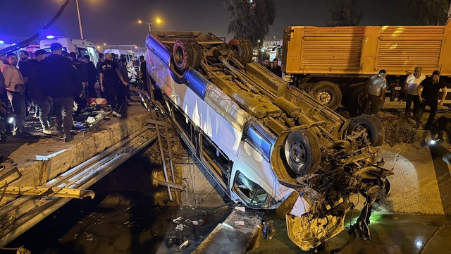 Tarsus'ta yolcu minibüsü ile otomobil çarpıştı: 10 yaralı