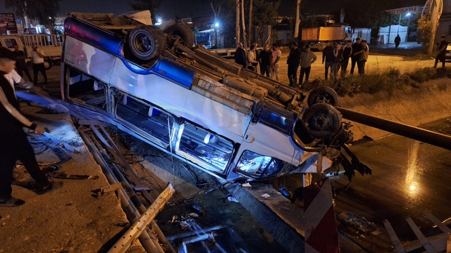 Mersin'de minibüs ile otomobilin çarpıştığı kazada 11 kişi yaralandı