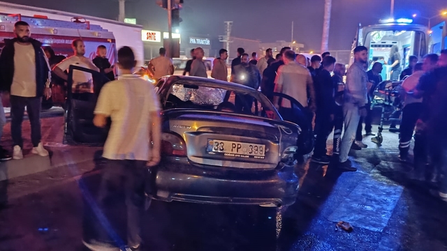 Otomobil ile çarpışan yolcu minibüsü, sulama kanalına düştü: 10 yaralı