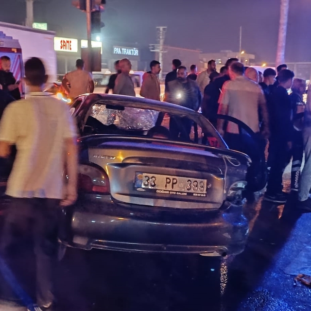 Otomobil ile çarpışan yolcu minibüsü, sulama kanalına düştü: 10 yaralı