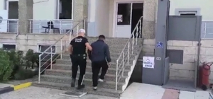 Plakasını kapattığı motosiklet ile tek teker üzerinde ilerleyen sürücünün e...