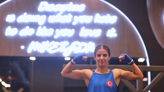 Vanlı sporcu Evin Erginoğuz, Türkiye'ye altın madalya getirdi
Vanlı Evin Erginoğuz'dan Riyad'da altın zafer
Milli boksör Evin Erginoğuz, İslami Dayanışma Oyunları'nda şampiyon oldu