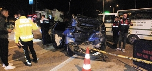 TIR, kırmızı ışıkta bekleyen otomobile çarptı: 1 ölü, 3 yaralı