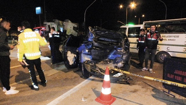 TIR, kırmızı ışıkta bekleyen otomobile çarptı: 1 ölü, 3 yaralı