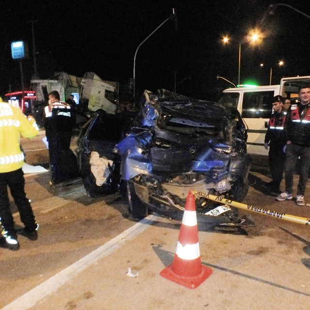 TIR, kırmızı ışıkta bekleyen otomobile çarptı: 1 ölü, 3 yaralı
