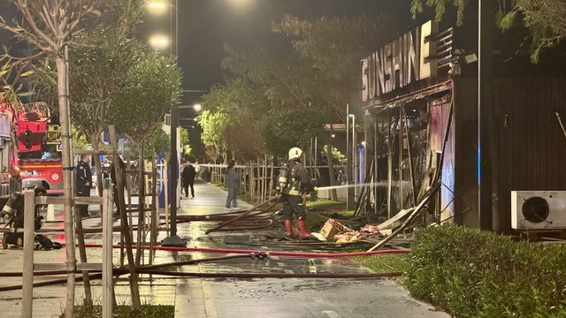 Antalya'da sahildeki kafede çıkan yangın söndürüldü