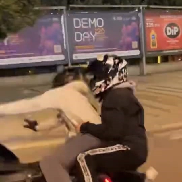 Motosikletiyle ön kaldırdı, kayarak böyle düştü