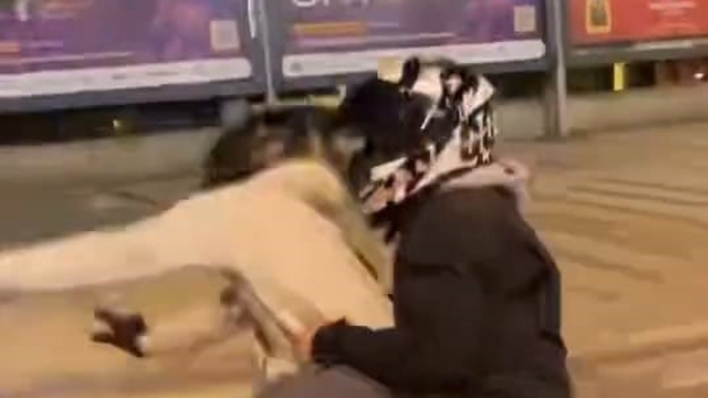 Motosikletiyle ön kaldırdı, kayarak böyle düştü