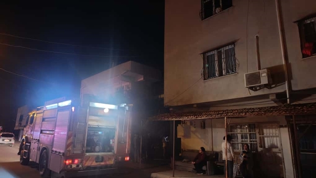 Kozan'da ikamet yangını: 4 kişi dumandan etkilendi