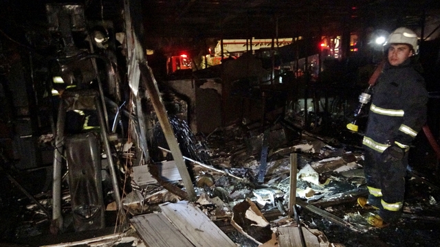 Konyaaltı Sahili'ndeki kafe yanarak küle döndü, 5 yavru köpek telef oldu