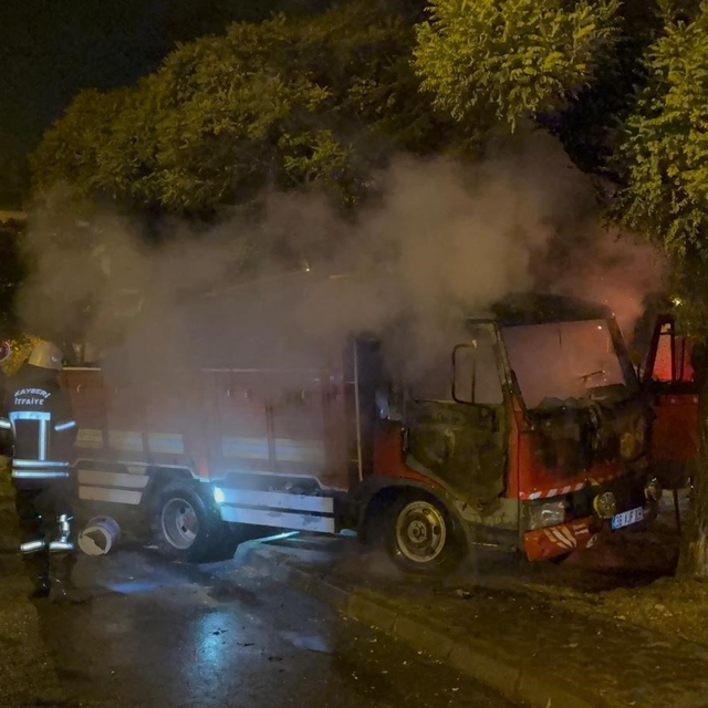 Park halinde alev alan kamyon hareket etti
Kayseri'de park halindeki 2 araç...