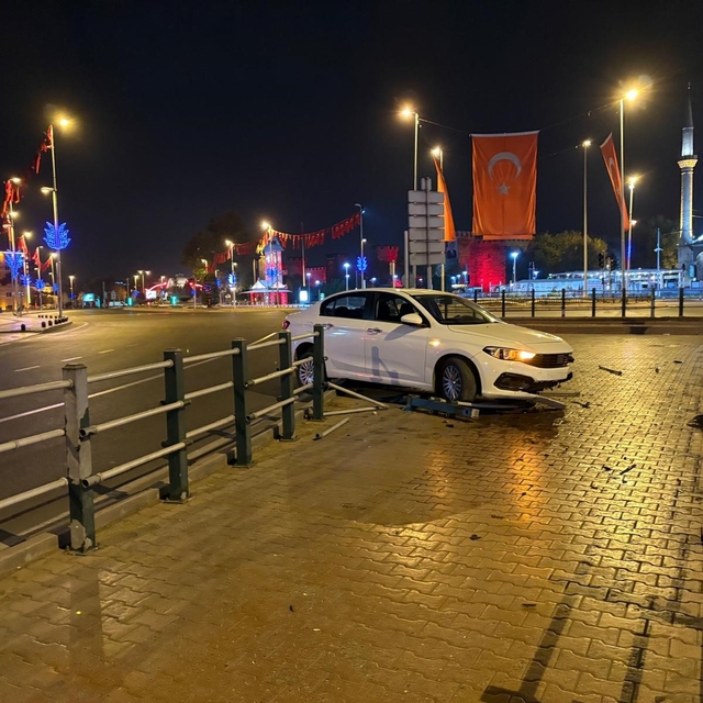 Seyir halindeyken uyuyan otomobil sürücüsü bariyerlere girdi