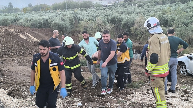 Otomobil zeytin bahçesine uçtu: 1 yaralı