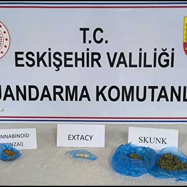 Yanlarında uyuşturucu bulunduran 2 şahsı şüpheli hareketleri ele verdi
Durd...