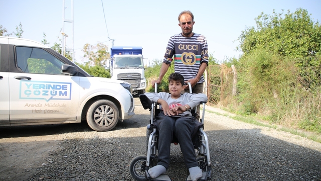 Tekerlekli sandalyesiyle rahat gezebilmesi için sokak asfaltlandı