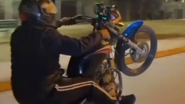 Motosikletle yaptığı şovlar hem ceza yedirdi, hem ehliyetinden etti