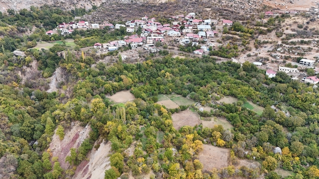 Diyarbakır'ın bu köyünde ne eksen onu biçiyorsun
Akdeniz ve Karadeniz ikliminin görüldüğü bu köyde 'Cennet hurması', 'fındık' ve narenciyeler yetişiyor
Diyarbakır'da baraj havzasında kalan köy, Akdeniz ve Karadeniz iklimi meyvelerini veriyor