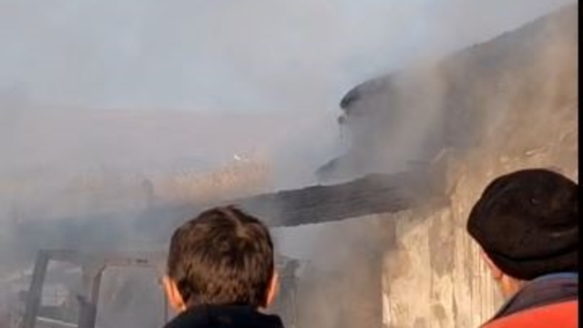 Ardahan'da korkutan yangın: 2 traktör ve ekipmanlar kül oldu