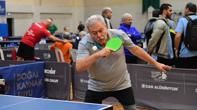Osmangazi'de veteran sporcular final için ter döktü
Ulusal Bursa Veteran Masa Tenisi Turnuvası sona erdi