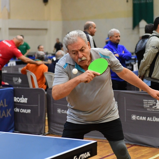 Osmangazi'de veteran sporcular final için ter döktü
Ulusal Bursa Veteran Ma...