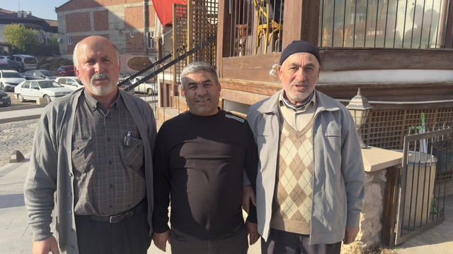 70'lik delikanlı gırtlak kanserini doktorun tavsiyesiyle yendi, yöresel oyunu ile düğün pistine damga vurdu