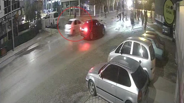 Bekçilerin 'Dur' ihtarına uymadı, denetim yapan il emniyet müdürüne yakalandı, ateş açılarak durduruldu
'Dur' ihtarına uymadı, otomobilini aralarında emniyet müdürünün de bulunduğu ekibin üzerine sürdü
Kaçan otomobilin üzerlerine geldiği gören görevli polisler aracı lastiklerine ateş ederek durdurdu
Hızla gelen otomobili gören ekibin yolu boşaltması ve ateş etmesi güvenlik kamerasına yansıdı