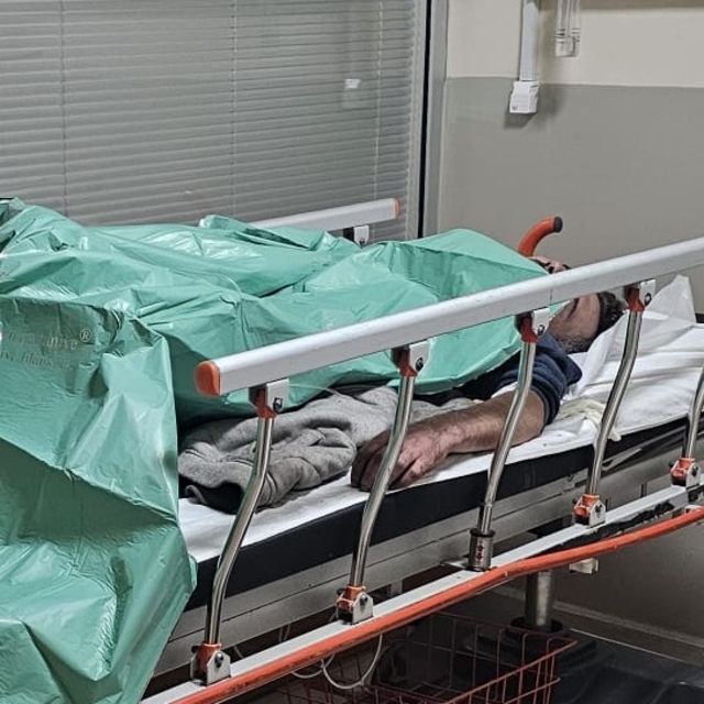 Isınmak için yaktığı ateş kıyafetlerini tutuşturdu, bacakları yandı