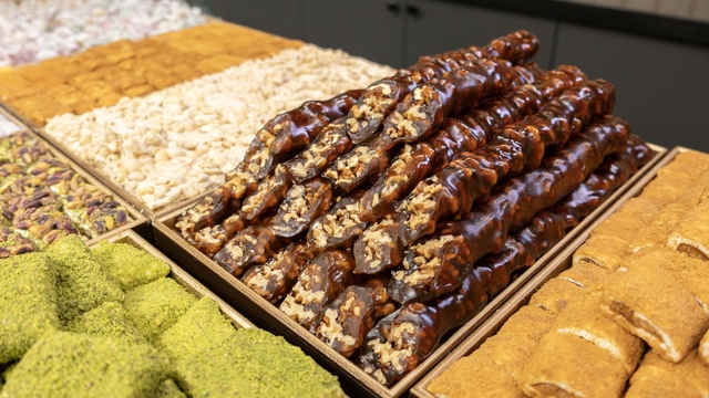 Havalar soğudu, cevizli pekmezli sucuk satışları arttı
Geleneksel yöntemlerle hazırlanan cevizli pekmezli sucuk, kış soğuğunda damakları tatlandırıyor