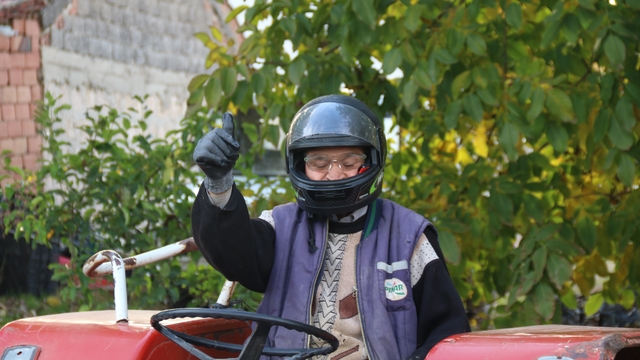 Mehmet Amca yeni yönetmeliğe göre hazırlanıp tarlasını sürdü
Traktörüne binip kaskını, eldivenini ve gözlüğünü takarak yeni yönetmeliğe uygun şekilde tarlasını sürdü
Koruyucu önlemlerini alıp traktöre binen 67 yaşındaki çiftçi Mehmet Son:
"Traktör hazır, kaskımızı taktık, gözlüğümüzü geçirdik, eldivenler elimizde"
"Önce iş güvenliğini sağladık"
