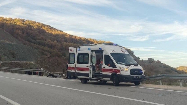 Elektrik direğine çarpan aracın sürücüsü yaralandı