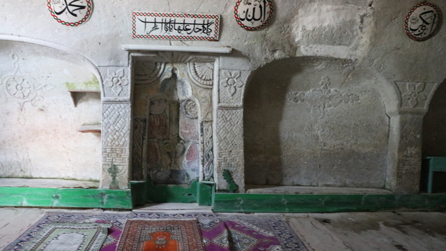 Baraj suyu altında kalan mahallenin kayadan oyma asırlık camilerinin turizme kazandırılması isteği