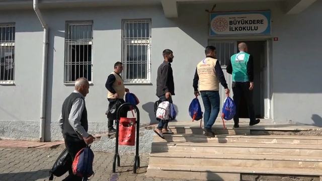 Cansuyu Derneğinden Batman'da öğrencilere kışlık giysi ve çanta yardımı