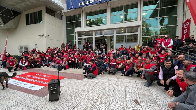 İzmir'de Büyükşehir Belediyesi işçilerinden oturma eylemi