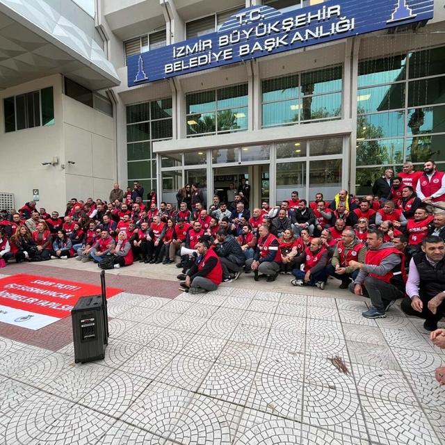 İzmir'de Büyükşehir Belediyesi işçilerinden oturma eylemi