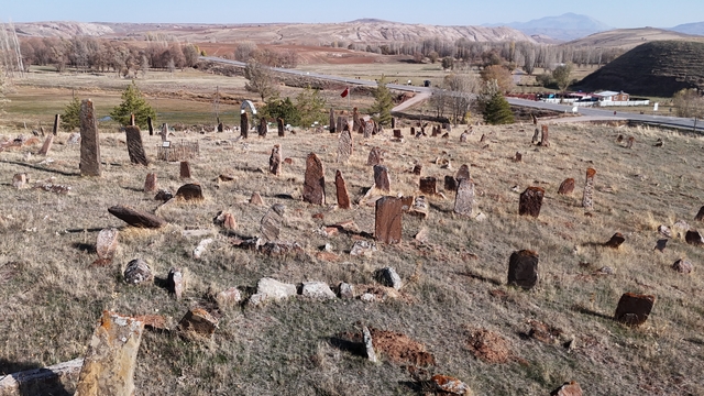 Görüntüsü ile 'Orhun Kitabelerini' andırıyor, gerçeği öğrenenler ise hayrete düşüyor