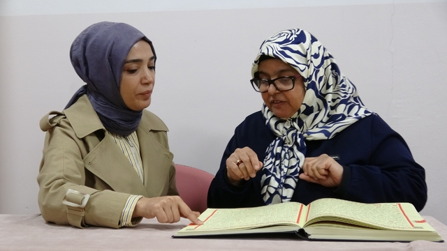 İşitme engelli kadın Kur'an-ı Kerim'i bir ayda öğrendi