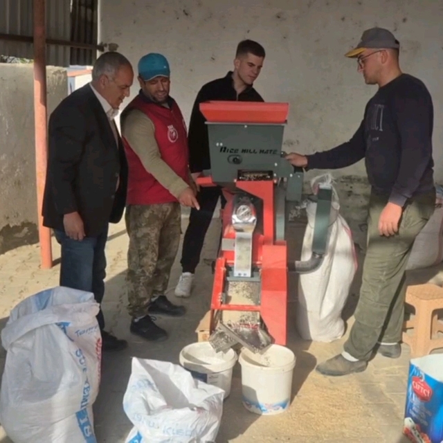 Üreticinin yüzü güldü: Ücretsiz pirinç soyma hizmeti