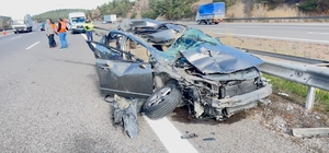 TEM'de otomobil kamyona çarptı: 3 yaralı