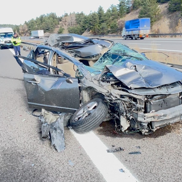 TEM'de otomobil kamyona çarptı: 3 yaralı