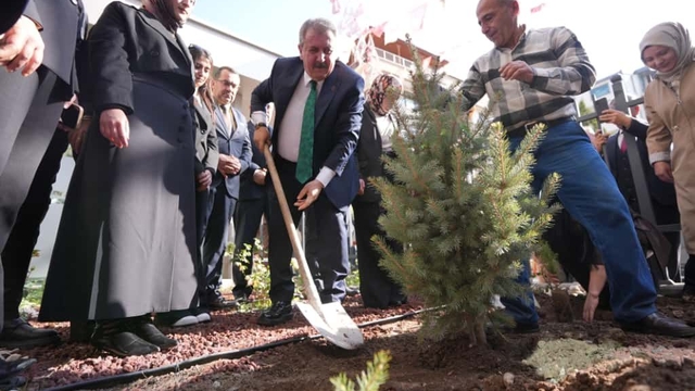 BBP Genel Başkanı Destici, Milli Ağaçlandırma Günü dolayısıyla fidan dikti